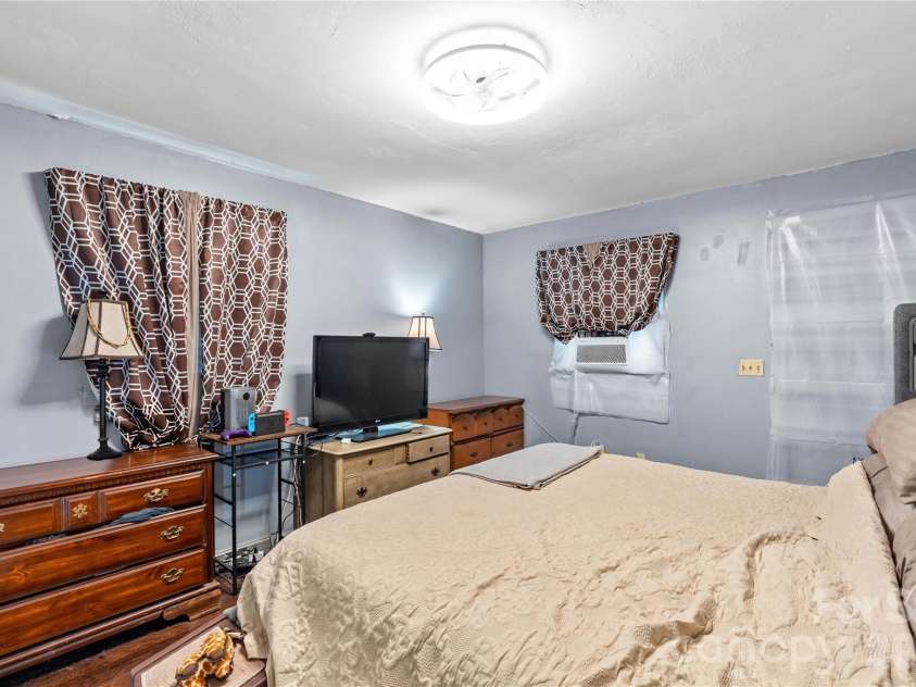 1130 24th Avenue Place, Hickory, NC 28601.  MLS# CAR4403381, YatesRealty ID 38314. 