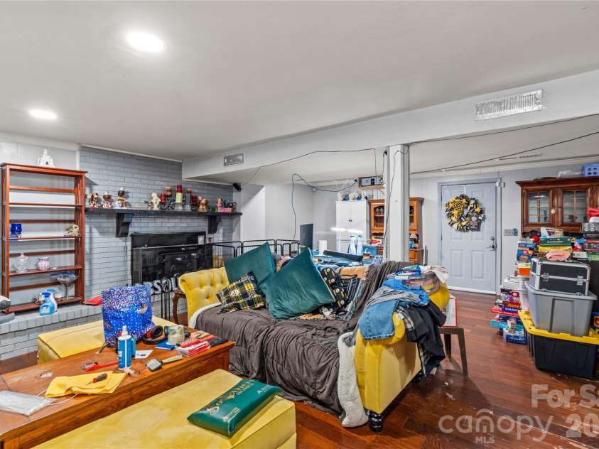 1130 24th Avenue Place, Hickory, NC 28601.  MLS# CAR4403381, YatesRealty ID 38314. 