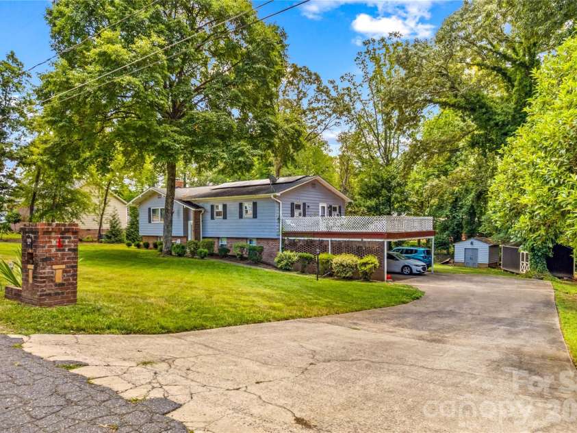 1130 24th Avenue Place, Hickory, NC 28601.  MLS# CAR4403381, YatesRealty ID 38314. 