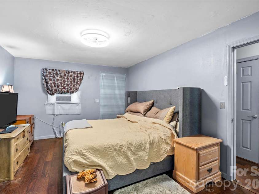 1130 24th Avenue Place, Hickory, NC 28601.  MLS# CAR4417763, YatesRealty ID 38314. 