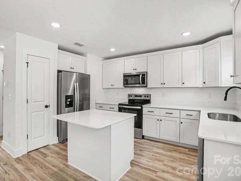 811 Evening Shade Lane, Gastonia, NC 28052.  MLS# CAR4388402, YatesRealty ID 38316. 