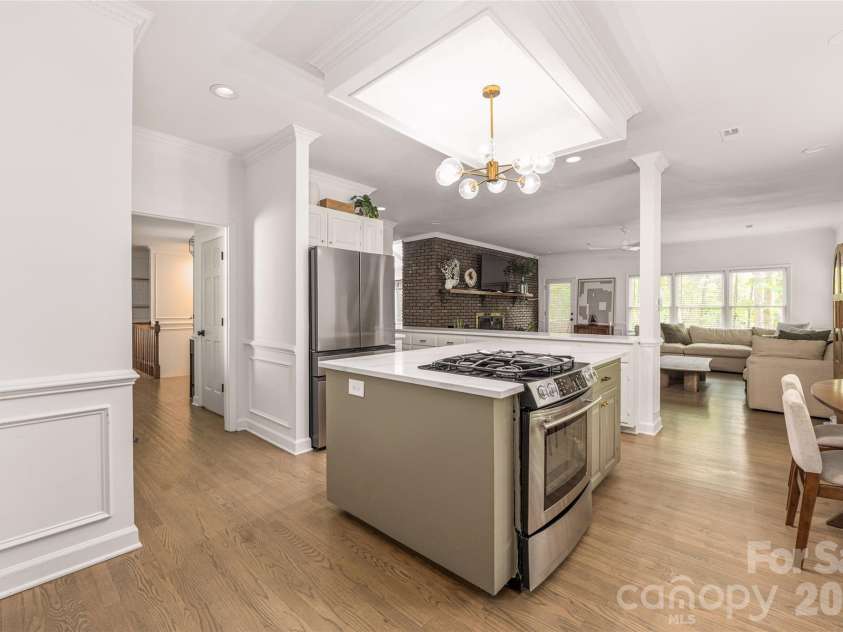 1800 Chestnut Lane, Matthews, NC 28104.  MLS# CAR4379528, YatesRealty ID 38317. 