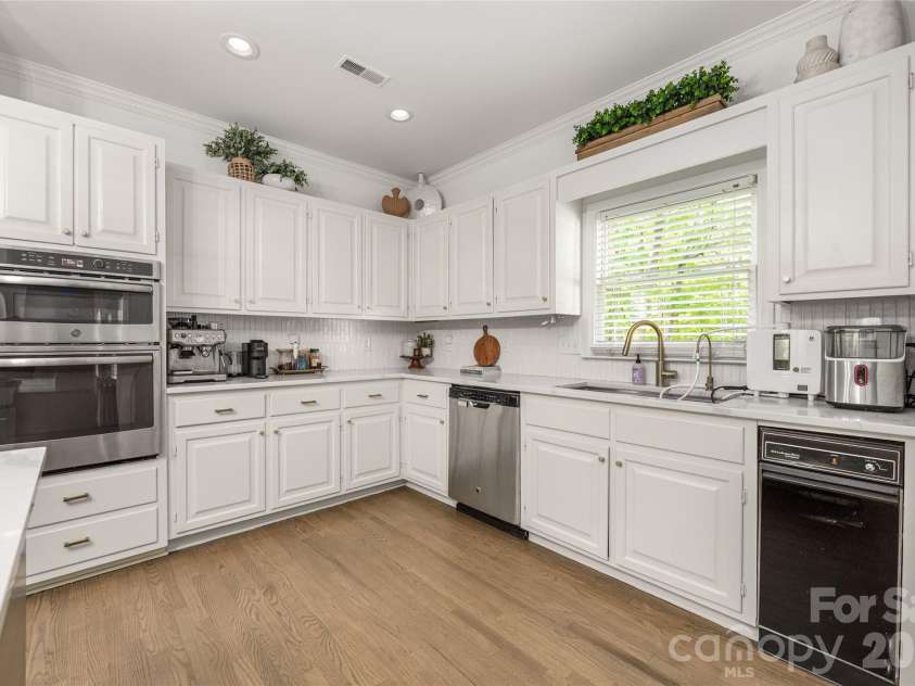 1800 Chestnut Lane, Matthews, NC 28104.  MLS# CAR4379528, YatesRealty ID 38317. 