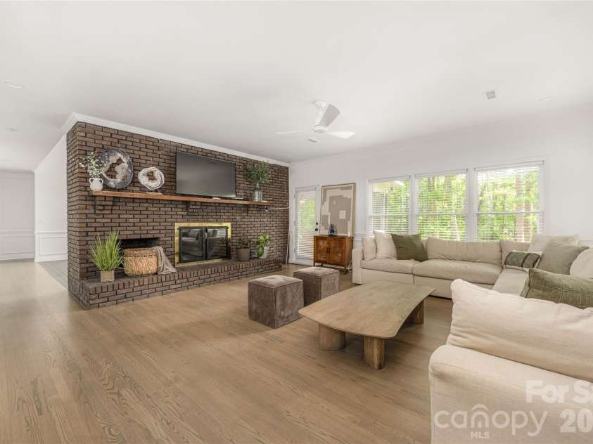 1800 Chestnut Lane, Matthews, NC 28104.  MLS# CAR4379528, YatesRealty ID 38317. 