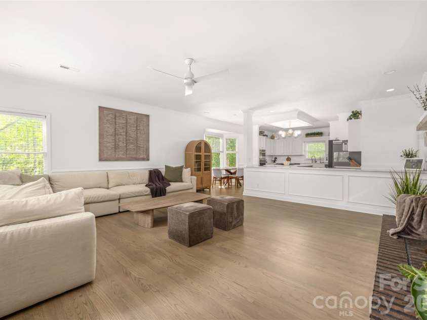 1800 Chestnut Lane, Matthews, NC 28104.  MLS# CAR4379528, YatesRealty ID 38317. 