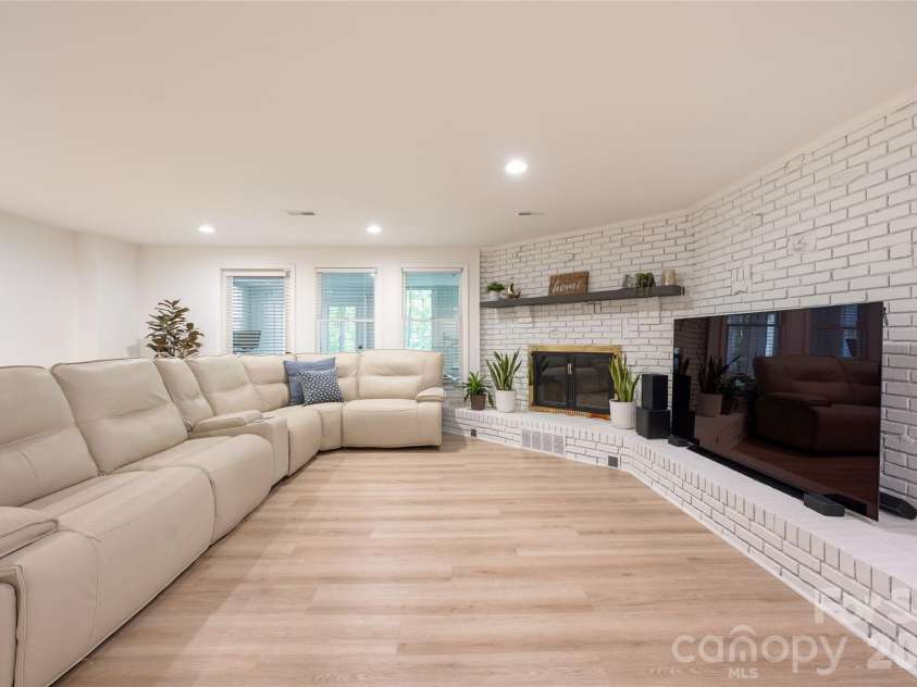 1800 Chestnut Lane, Matthews, NC 28104.  MLS# CAR4379528, YatesRealty ID 38317. 