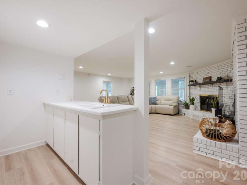1800 Chestnut Lane, Matthews, NC 28104.  MLS# CAR4379528, YatesRealty ID 38317. 