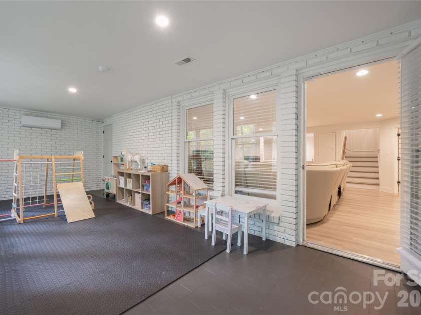 1800 Chestnut Lane, Matthews, NC 28104.  MLS# CAR4379528, YatesRealty ID 38317. 