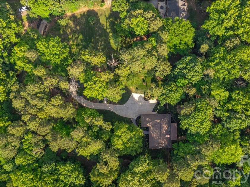 1800 Chestnut Lane, Matthews, NC 28104.  MLS# CAR4379528, YatesRealty ID 38317. 