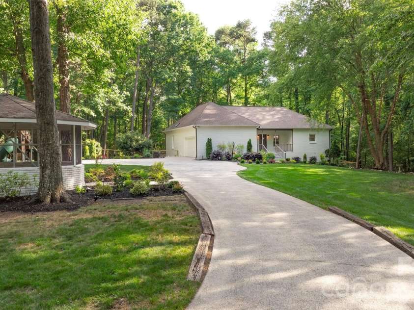 1800 Chestnut Lane, Matthews, NC 28104.  MLS# CAR4379528, YatesRealty ID 38317. 