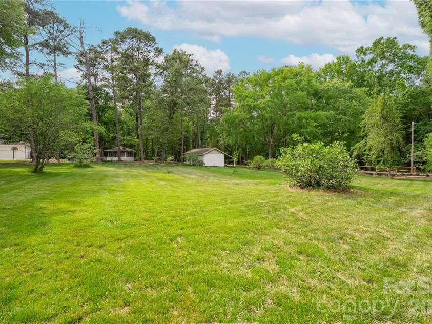 1800 Chestnut Lane, Matthews, NC 28104.  MLS# CAR4379528, YatesRealty ID 38317. 