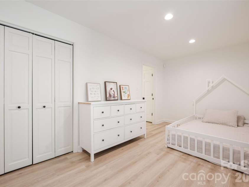 1800 Chestnut Lane, Matthews, NC 28104.  MLS# CAR4379528, YatesRealty ID 38317. Bedroom