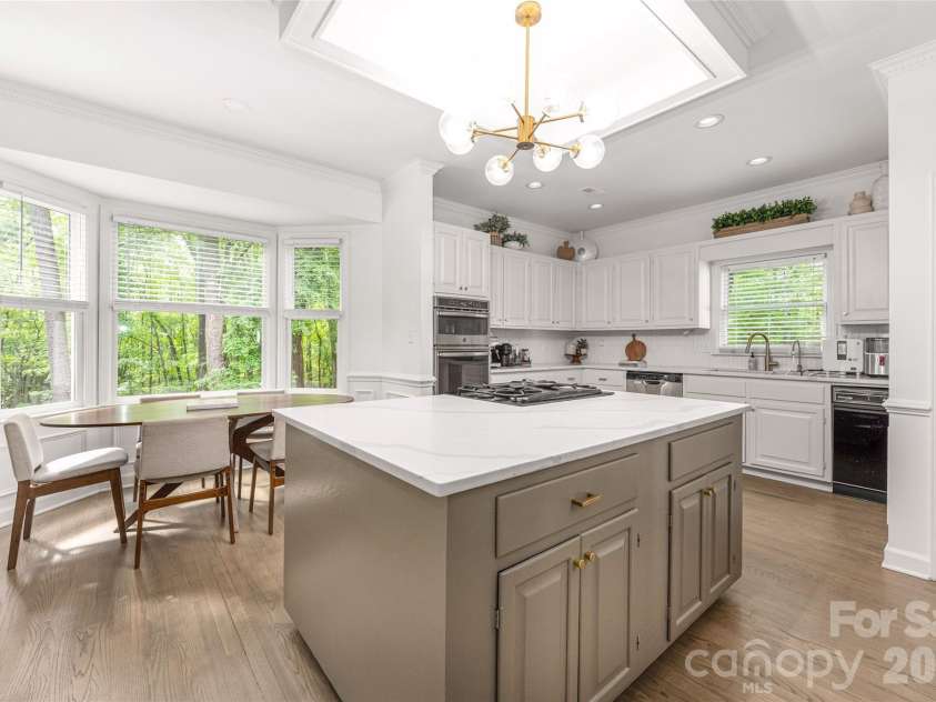1800 Chestnut Lane, Matthews, NC 28104.  MLS# CAR4379528, YatesRealty ID 38317. Breakfast nook