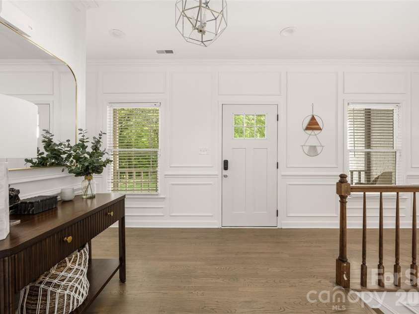 1800 Chestnut Lane, Matthews, NC 28104.  MLS# CAR4379528, YatesRealty ID 38317. Entryway