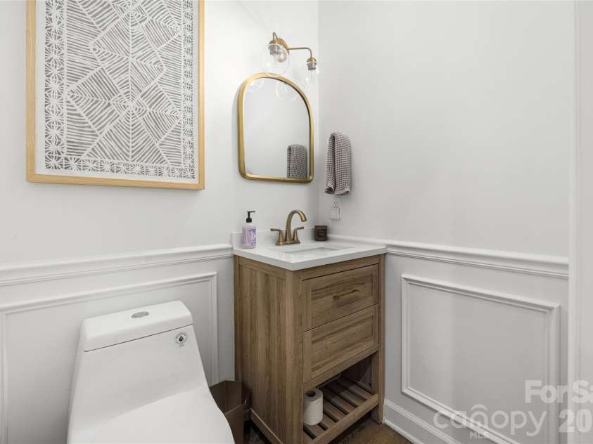 1800 Chestnut Lane, Matthews, NC 28104.  MLS# CAR4379528, YatesRealty ID 38317. Powder bath