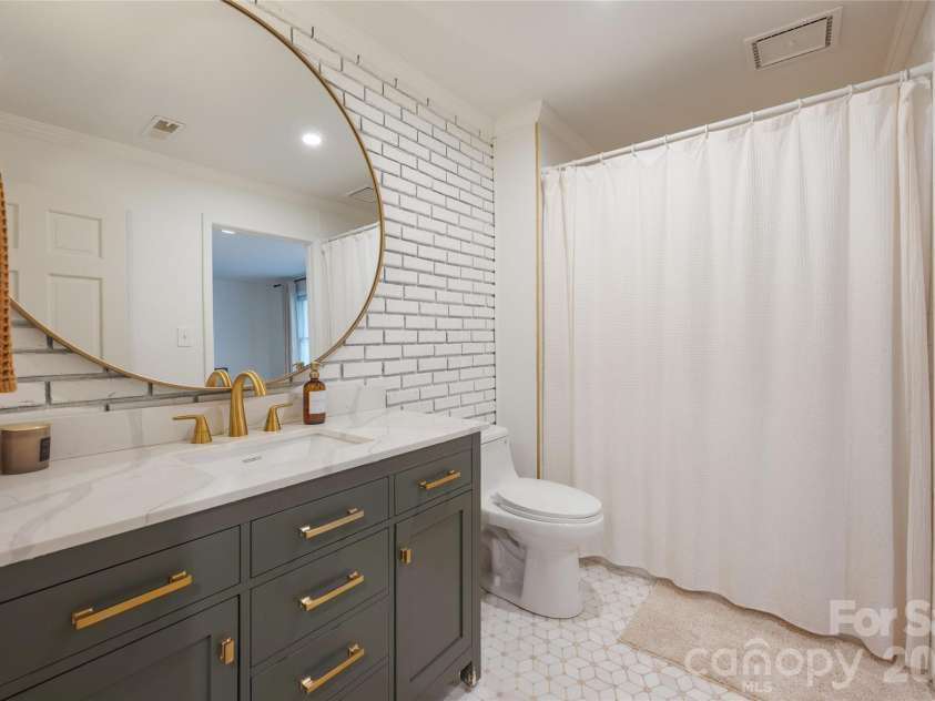 1800 Chestnut Lane, Matthews, NC 28104.  MLS# CAR4379528, YatesRealty ID 38317. Secondary full bath