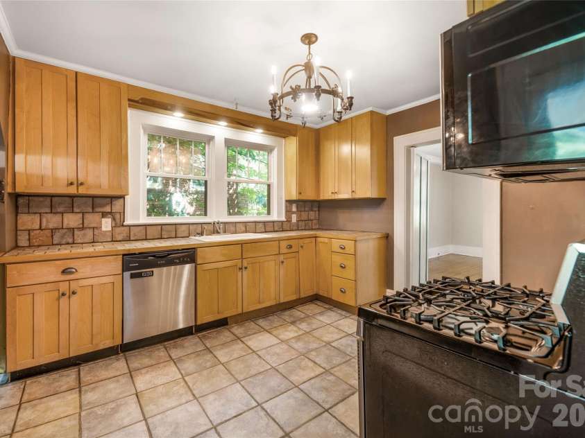 109 Forest Hill Drive, Asheville, NC 28803.  MLS# CAR4403733, YatesRealty ID 38319. 