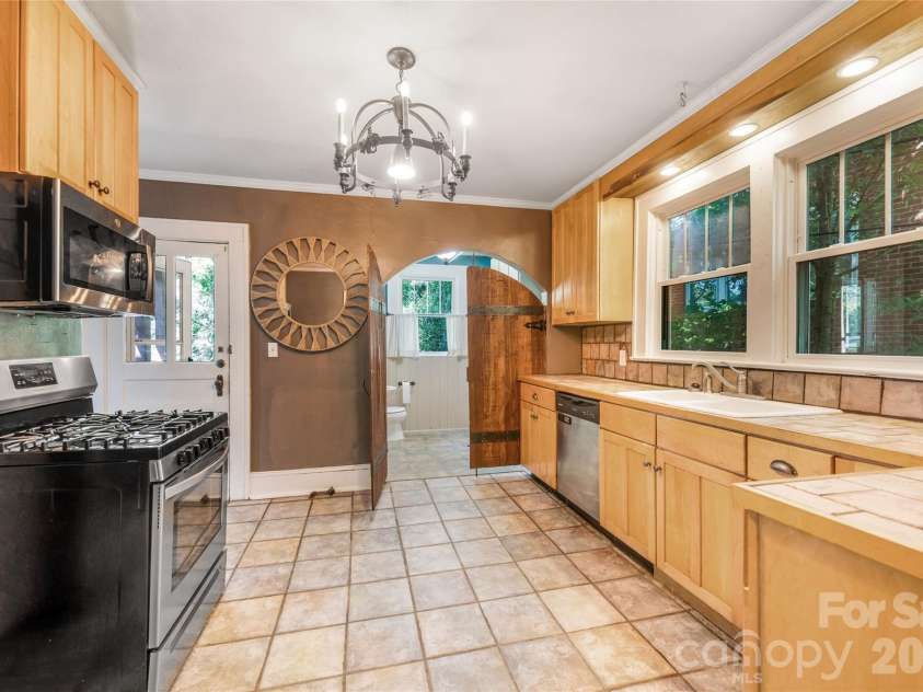 109 Forest Hill Drive, Asheville, NC 28803.  MLS# CAR4403733, YatesRealty ID 38319. 