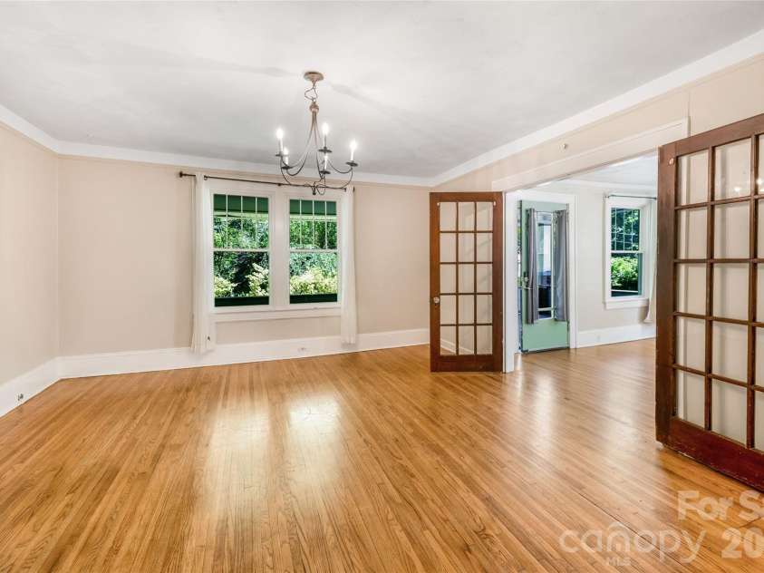 109 Forest Hill Drive, Asheville, NC 28803.  MLS# CAR4403733, YatesRealty ID 38319. 