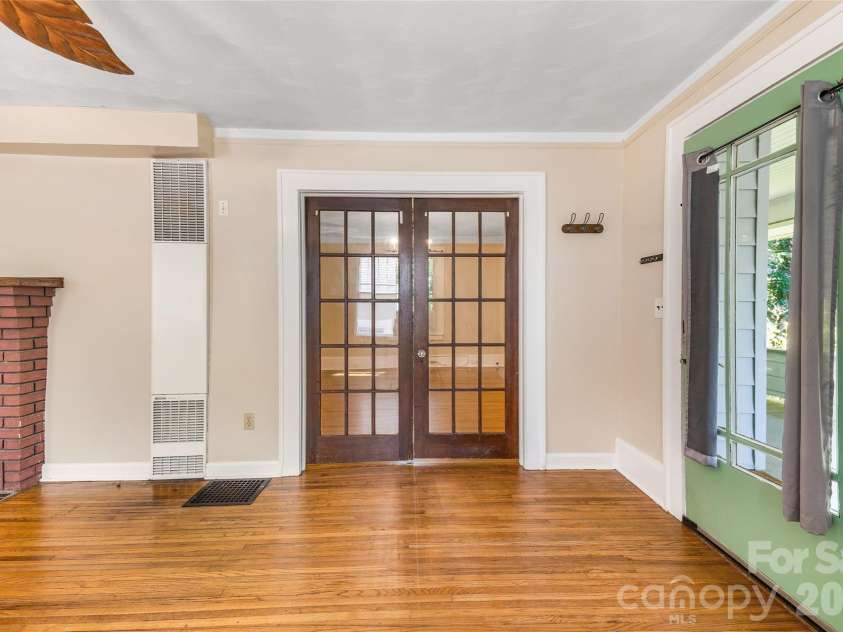 109 Forest Hill Drive, Asheville, NC 28803.  MLS# CAR4403733, YatesRealty ID 38319. 