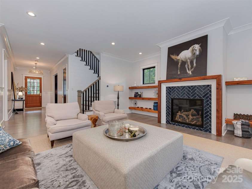 4009 Ridgecrest Avenue, Charlotte, NC 28211.  MLS# CAR4302104, YatesRealty ID 38319. 