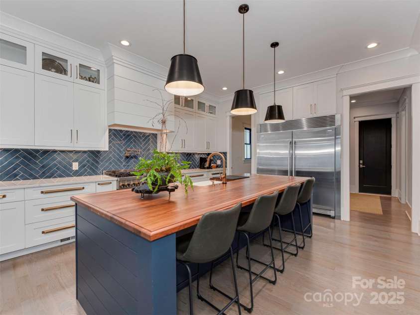 4009 Ridgecrest Avenue, Charlotte, NC 28211.  MLS# CAR4302104, YatesRealty ID 38319. 