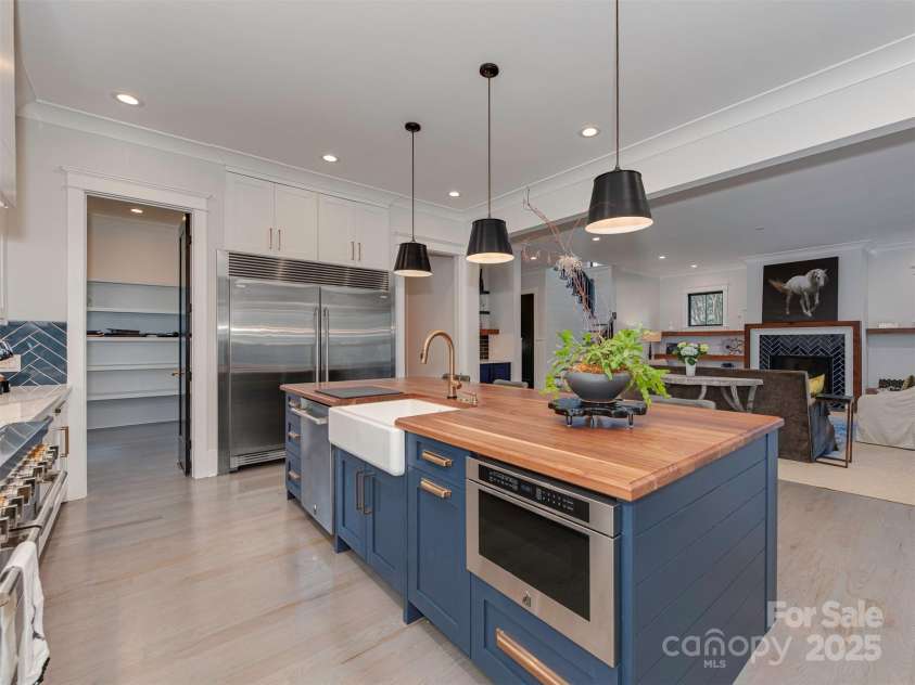 4009 Ridgecrest Avenue, Charlotte, NC 28211.  MLS# CAR4302104, YatesRealty ID 38319. 