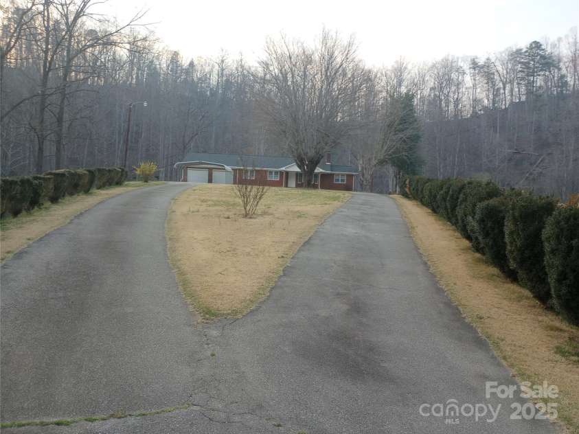 358 Carson Elliott Drive, Marion, NC 28752.  MLS# CAR4240915, YatesRealty ID 3832. Circle Driveway