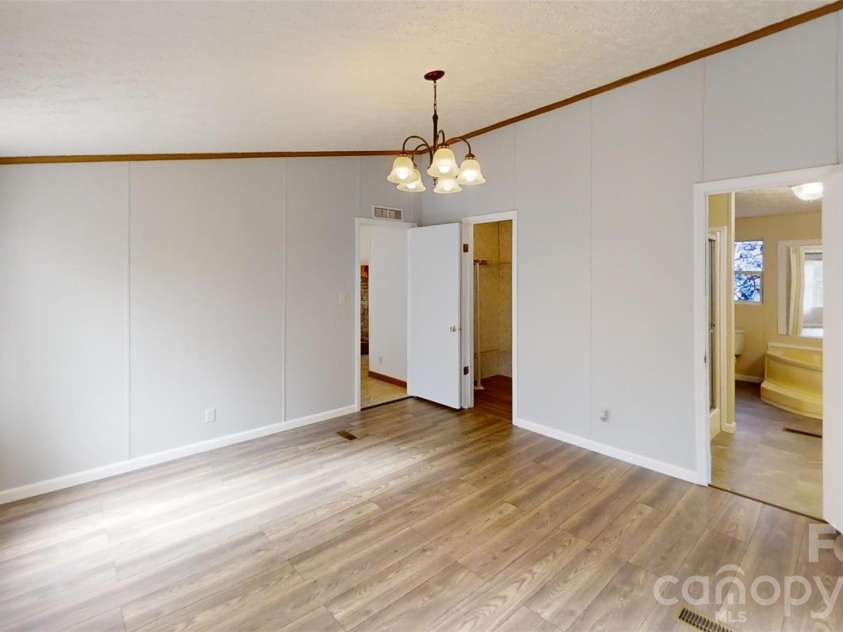 71 London Lane, Clyde, NC 28721.  MLS# CAR4321164, YatesRealty ID 3832. 