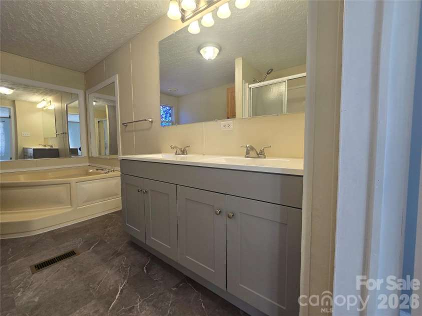 71 London Lane, Clyde, NC 28721.  MLS# CAR4321164, YatesRealty ID 3832. 