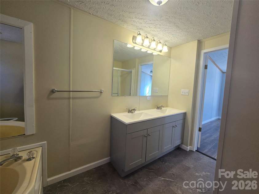 71 London Lane, Clyde, NC 28721.  MLS# CAR4321164, YatesRealty ID 3832. 