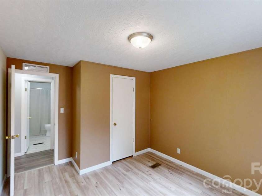 71 London Lane, Clyde, NC 28721.  MLS# CAR4321164, YatesRealty ID 3832. 