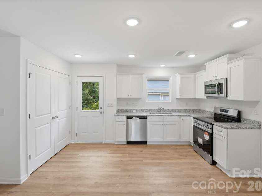 422 Kershaw Street, Lancaster, SC 29720.  MLS# CAR4385998, YatesRealty ID 38323. 