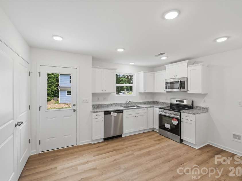 422 Kershaw Street, Lancaster, SC 29720.  MLS# CAR4385998, YatesRealty ID 38323. 