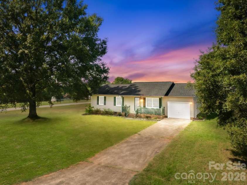 910 Lyndsey Brooke Court, Lincolnton, NC 28092.  MLS# CAR4400225, YatesRealty ID 38331. 