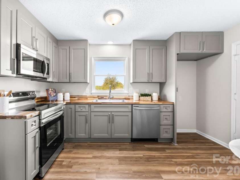 910 Lyndsey Brooke Court, Lincolnton, NC 28092.  MLS# CAR4400225, YatesRealty ID 38331. Kitchen
