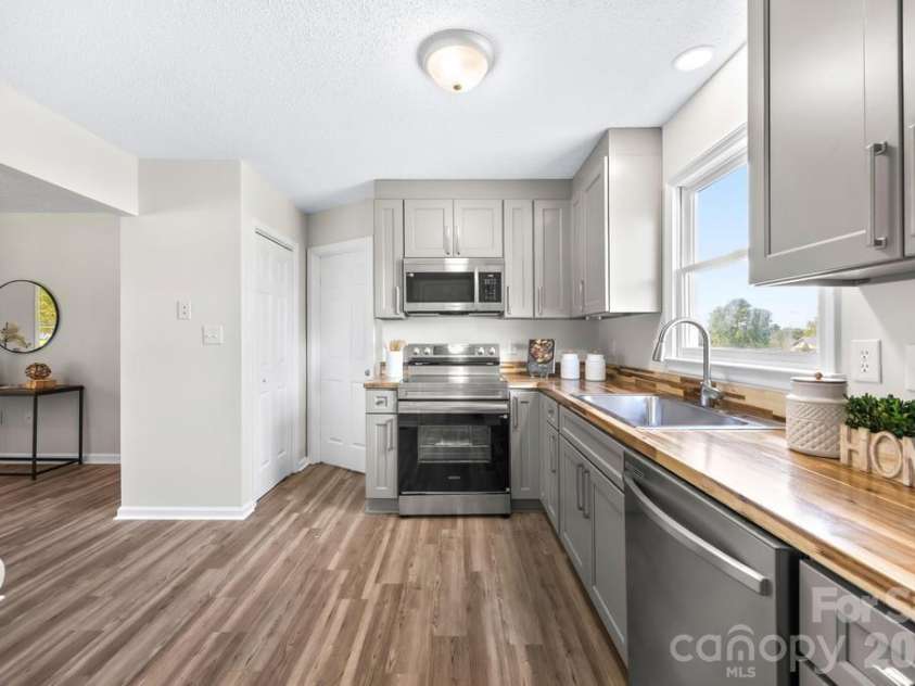910 Lyndsey Brooke Court, Lincolnton, NC 28092.  MLS# CAR4400225, YatesRealty ID 38331. Kitchen