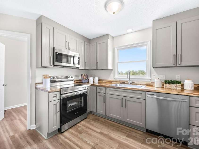 910 Lyndsey Brooke Court, Lincolnton, NC 28092.  MLS# CAR4400225, YatesRealty ID 38331. Kitchen