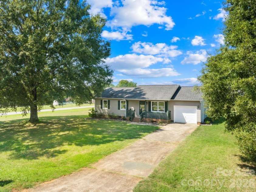 910 Lyndsey Brooke Court, Lincolnton, NC 28092.  MLS# CAR4400225, YatesRealty ID 38331. Welcome home!