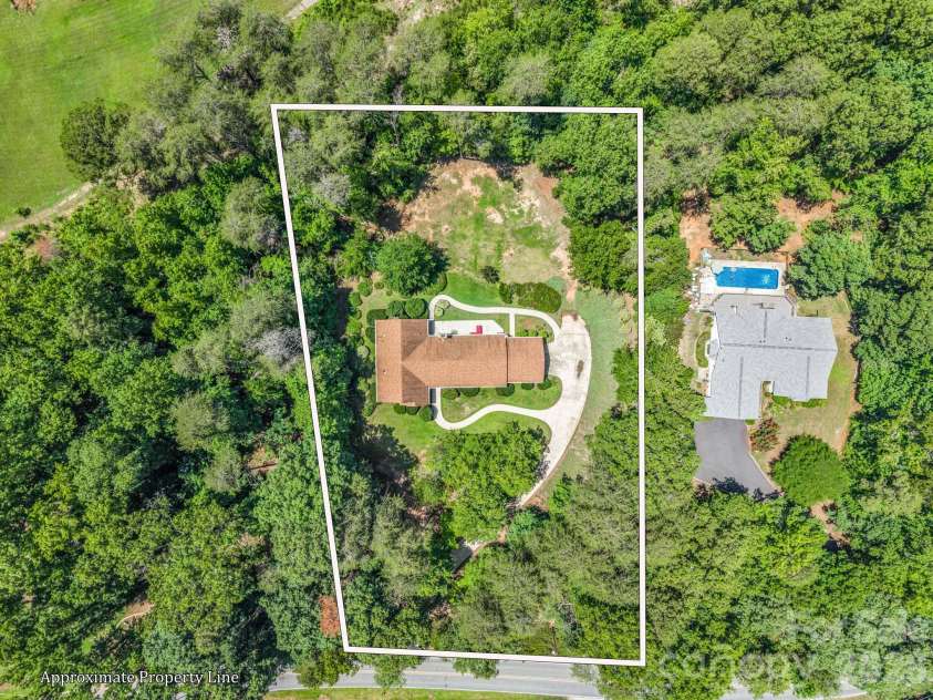 2000 Golf Course Road, Columbus, NC 28722.  MLS# CAR4400357, YatesRealty ID 38335. 