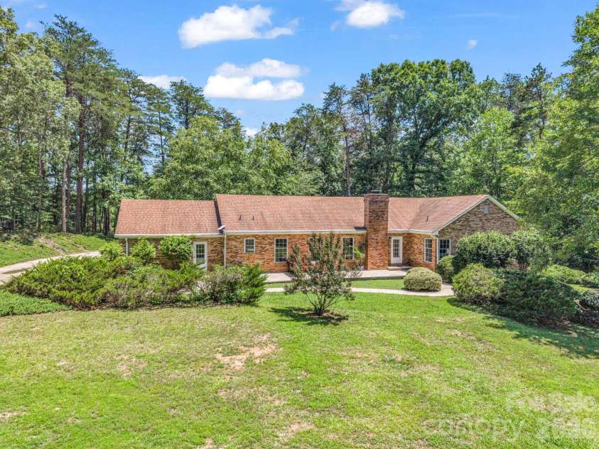 2000 Golf Course Road, Columbus, NC 28722.  MLS# CAR4400357, YatesRealty ID 38335. 