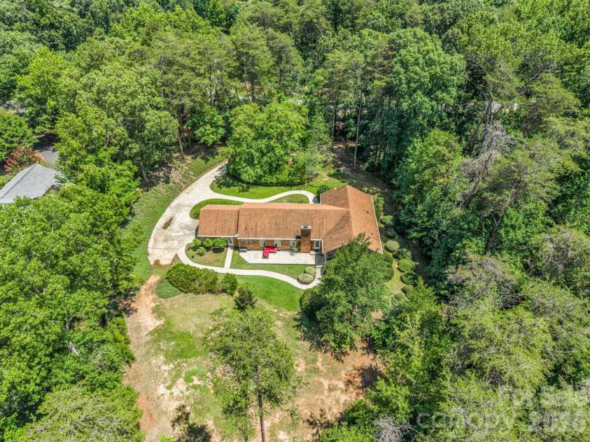 2000 Golf Course Road, Columbus, NC 28722.  MLS# CAR4400357, YatesRealty ID 38335. 