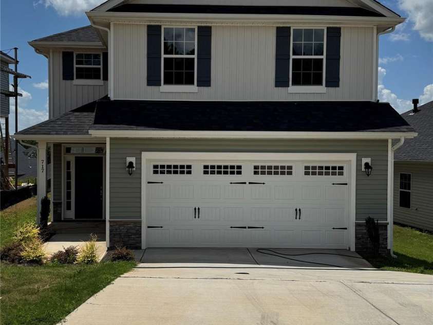 717 Inwood Hill Drive, Gastonia, NC 28056.  MLS# CAR4343377, YatesRealty ID 38337. 