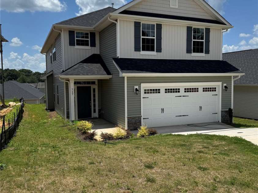 717 Inwood Hill Drive, Gastonia, NC 28056.  MLS# CAR4343377, YatesRealty ID 38337. 