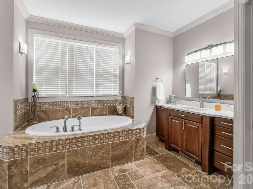 5895 Bakers Point, Hickory, NC 28602.  MLS# CAR4402163, YatesRealty ID 38339. 