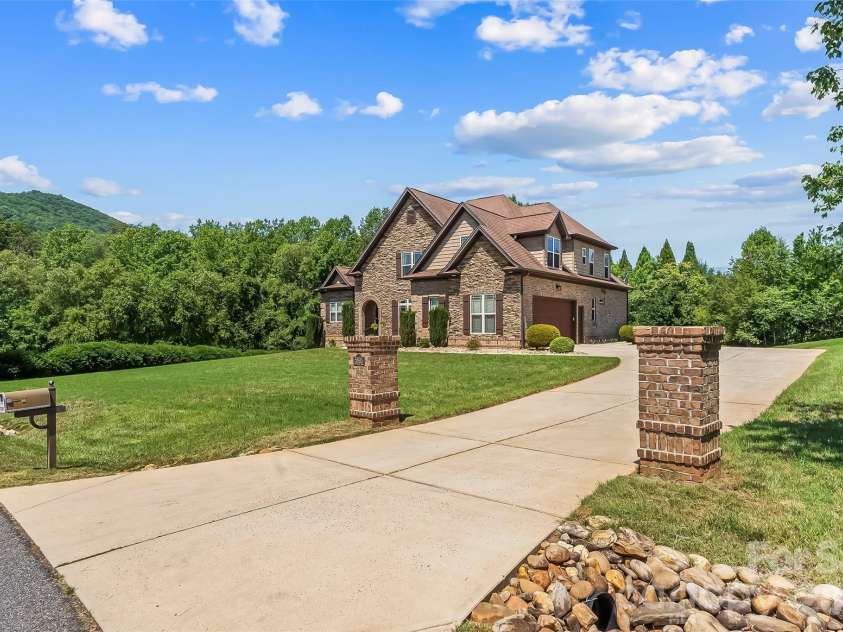 5895 Bakers Point, Hickory, NC 28602.  MLS# CAR4402163, YatesRealty ID 38339. 