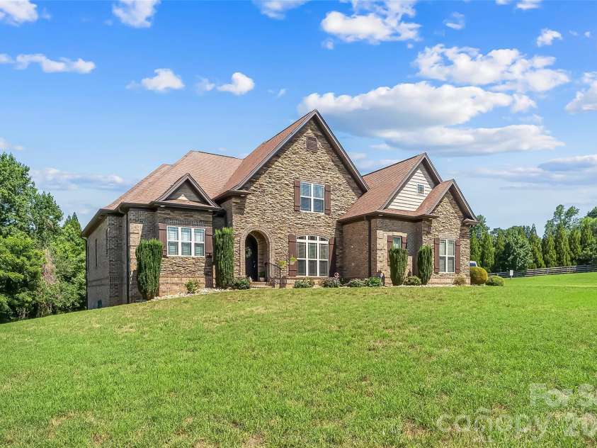 5895 Bakers Point, Hickory, NC 28602.  MLS# CAR4402163, YatesRealty ID 38339. 