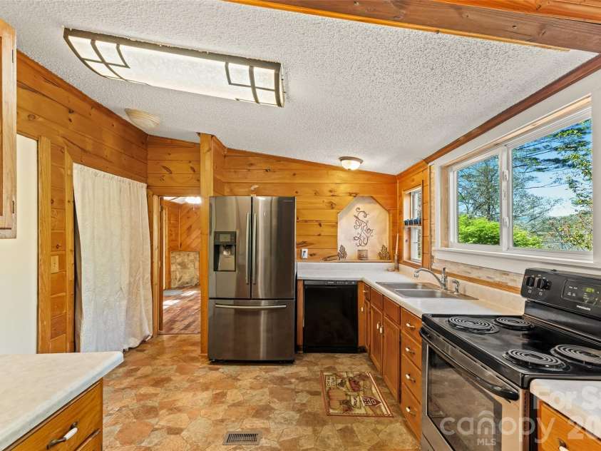 19 Timbers Edge Lane, Fairview, NC 28730.  MLS# CAR4367798, YatesRealty ID 38346. 