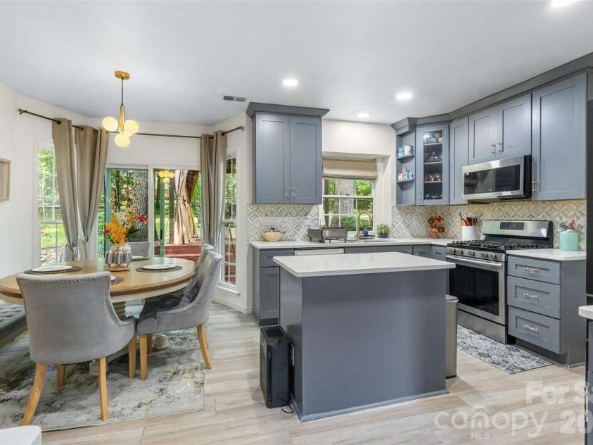 4131 Beauvista Drive, Charlotte, NC 28269.  MLS# CAR4399585, YatesRealty ID 38347. 