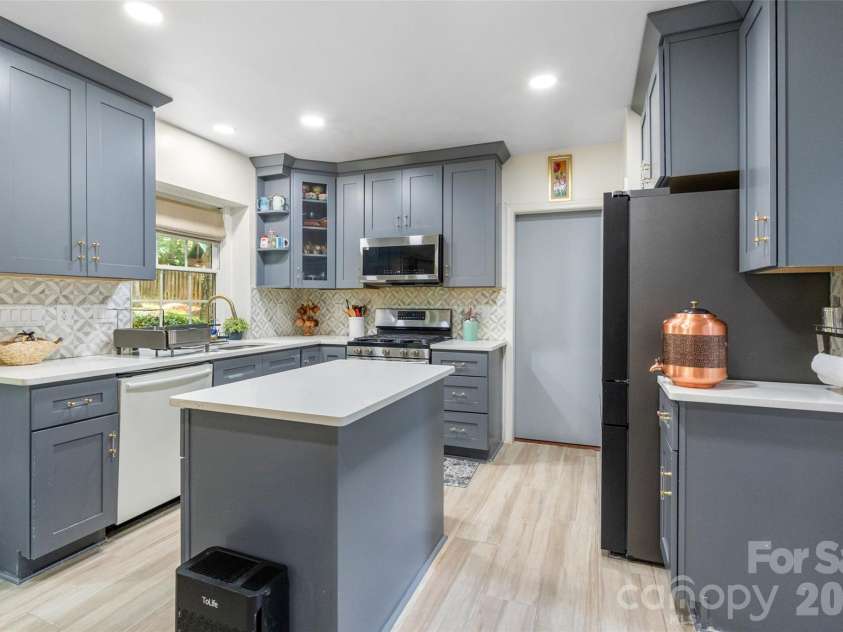 4131 Beauvista Drive, Charlotte, NC 28269.  MLS# CAR4399585, YatesRealty ID 38347. 